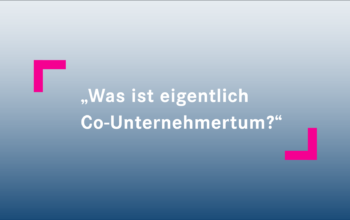 Graphic with white bold text: 'Was ist eigentlich Co-Unternehmertum?' on a blue gradient background, pink corner accents.